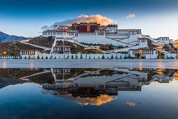 palacio de potala - lhasa fotografías e imágenes de stock