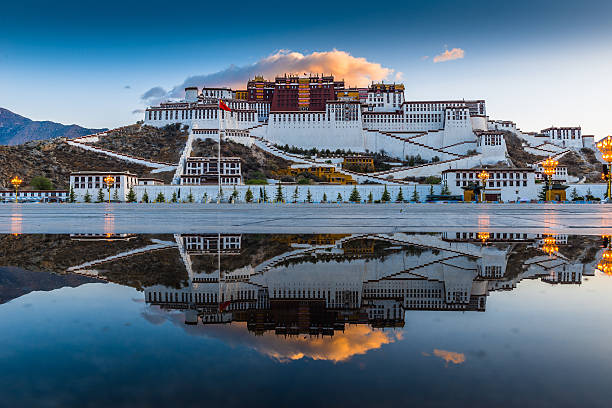 palácio de potala - tibet potala palace lhasa himalayas imagens e fotografias de stock