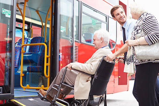 controlador ajudando casal idoso de autocarro através da rampa para cadeira de rodas - transportation bus mode of transport public transportation imagens e fotografias de stock