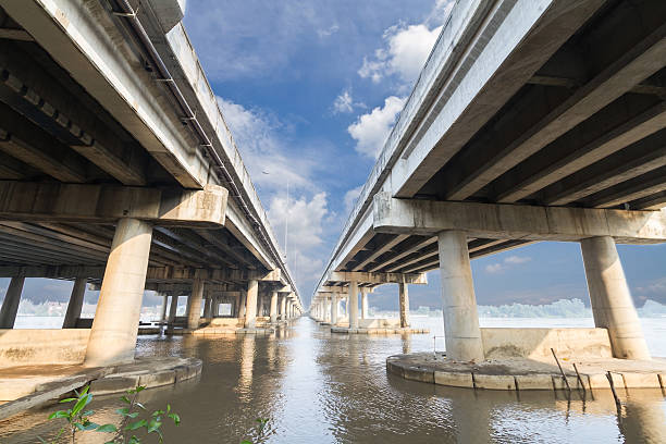 Cimento bridge, cruze o rio - foto de acervo