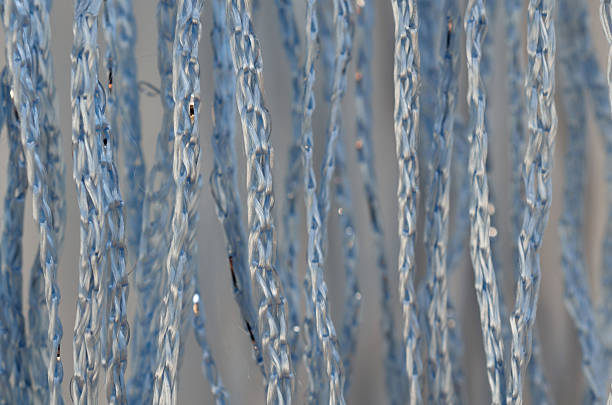 abstrait bleu texture de fil en argent - chrome metal tied knot twisted photos et images de collection