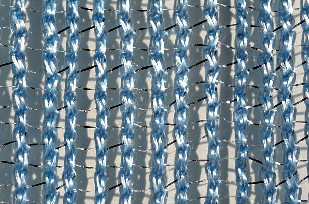 fils de laine texturé bleu - chrome metal tied knot twisted photos et images de collection