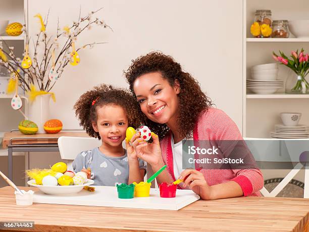 Madre E Figlia Dipinto Di Uova Di Pasqua - Fotografie stock e altre immagini di Decorare - Decorare, Famiglia, Gruppo multietnico