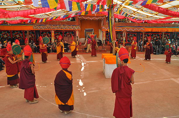lamas (승려들) 청록빛과 ㅁ마스크 춤을 수행 - traditional festival ladakh ethnic music india 뉴스 사진 이미지