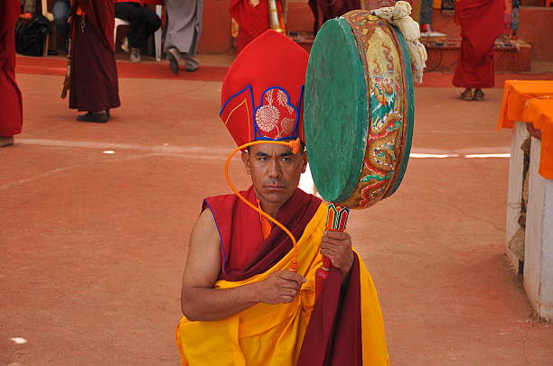 lamas (승려들) 청록빛과 ㅁ마스크 춤을 수행 - traditional festival ladakh ethnic music india 뉴스 사진 이미지