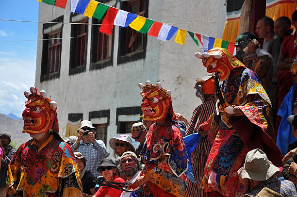 미확인 불교 승려들 댄스 - traditional festival ladakh ethnic music india 뉴스 사진 이미지