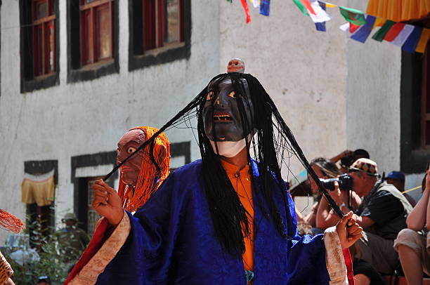 미확인 불교도 몽크 댄스 - traditional festival ladakh ethnic music india 뉴스 사진 이미지