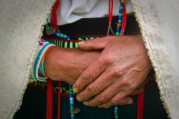 indígena en primer plano de una mujer manos, chimborazo, ecuador - land craft fotografías e imágenes de stock