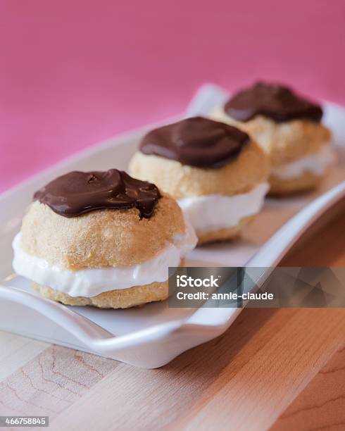 Tre Profiterole - Fotografie stock e altre immagini di Brioche - Dolci - Brioche - Dolci, Tipo di panino, Alimentazione non salutare