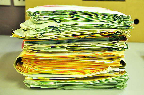pilha de pastas de ficheiros - document file emotional stress paperwork imagens e fotografias de stock