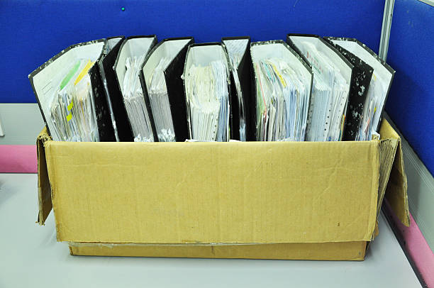 ficheiros de uma pasta na caixa - file filing documents document stack imagens e fotografias de stock