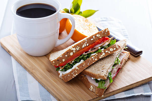 un sándwich de desayuno con turquía - coffee whole wheat food bread fotografías e imágenes de stock