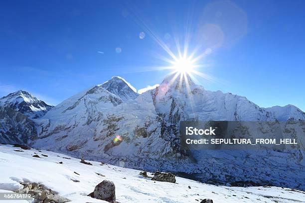 Photo libre de droit de Jet Sur Mont Nuptse Sommet À Côté De Leverest banque d'images et plus d'images libres de droit de Mont Everest - Mont Everest, Asie, Bleu