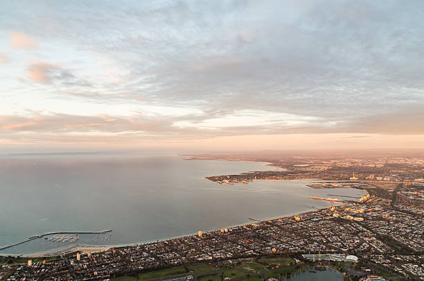 albert park et le port-vue aérienne de melbourne - beach sunrise waterbreak sea photos et images de collection