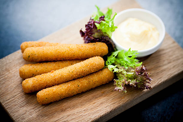 barrinhas de mozzarella - mozzarella stick appetizer fried imagens e fotografias de stock