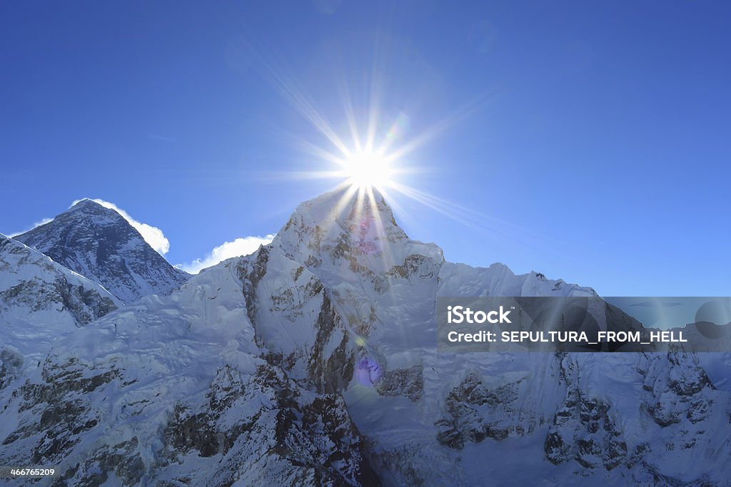 Jet sur Mont nuptse à côté du sommet de l'everest kallapather - Photo de Asie libre de droits