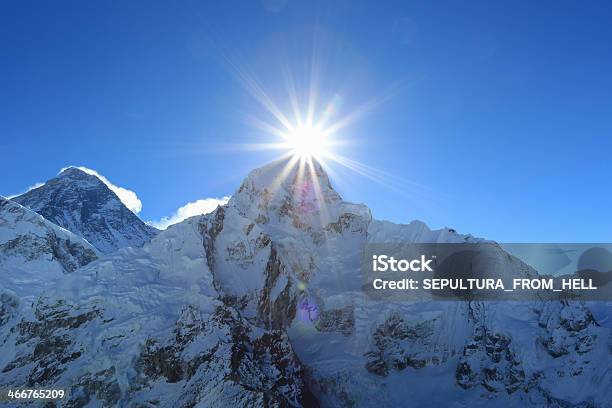 Photo libre de droit de Jet Sur Mont Nuptse À Côté Du Sommet De Leverest Kallapather banque d'images et plus d'images libres de droit de Asie