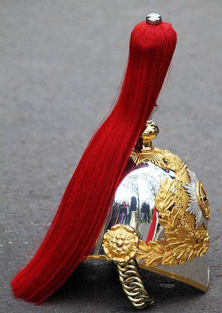 casque & plume - household cavalry photos et images de collection