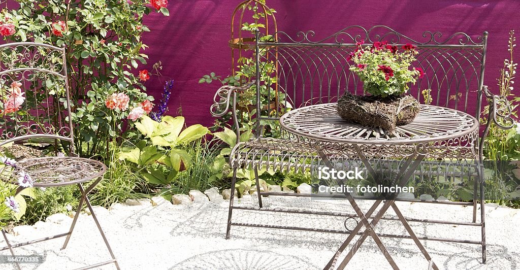 Sitzplatz in einem wunderschönen Blumengarten - Lizenzfrei Adirondack-Stuhl Stock-Foto