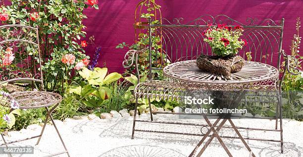 Sitzplatz In Einem Wunderschönen Blumengarten Stockfoto und mehr Bilder von Adirondack-Stuhl - Adirondack-Stuhl, Blume, Blumenbeet