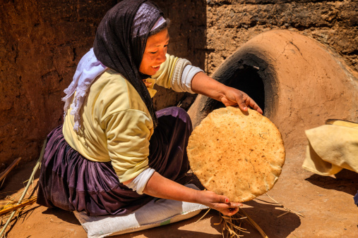 Moroccan woman baking bread (khubz) in traditional way.http://bem.2be.pl/IS/morocco_380.jpg