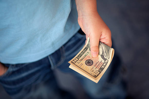 젊은 남자아이 고정함 돈을 - ten dollar bill 뉴스 사진 이미지