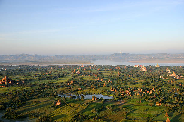 pagodes de ao longo do rio irrawaddywaters_world-class.kgm - myanmar bagan temple ayeyarwady river imagens e fotografias de stock