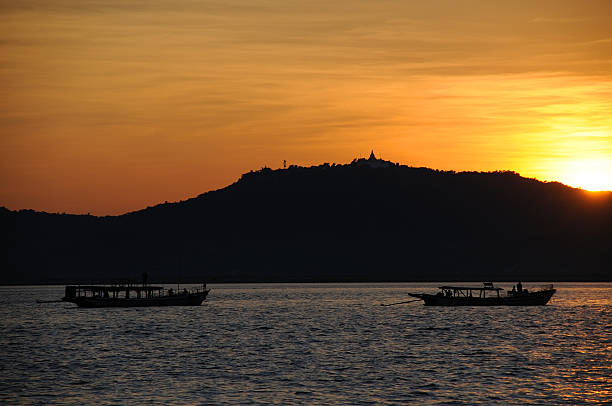 pôr do sol sobre o irrawaddywaters_world-class.kgm - myanmar bagan temple ayeyarwady river imagens e fotografias de stock