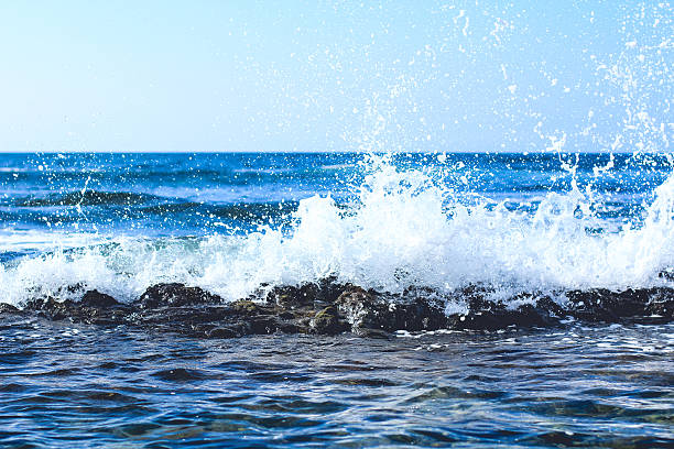 прибрежные волны разбивающихся на shoreline of kona, гавайи - adobe systems incorporated стоковые фото и изображения