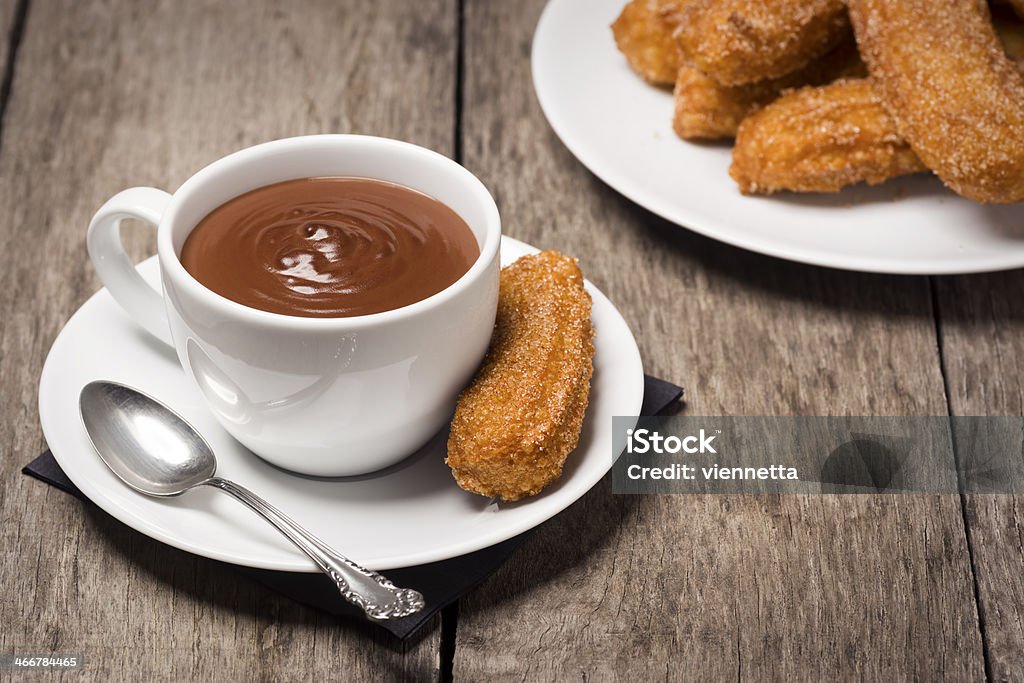 Des Churros avec une sauce au chocolat - Photo de Aliment libre de droits