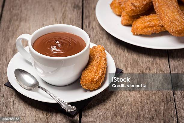 Photo libre de droit de Des Churros Avec Une Sauce Au Chocolat banque d'images et plus d'images libres de droit de Aliment - Aliment, Aliment frit, Aliments et boissons