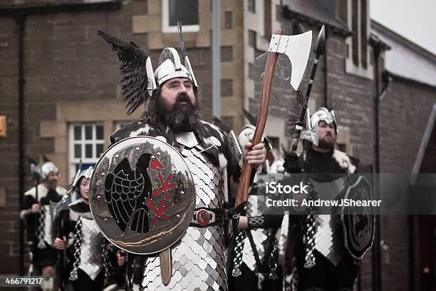 Up Helly Aa Guizer Jarl 2014 Foto de stock y más banco de imágenes de 2014 - 2014, Accesorio de cabeza, Acontecimiento