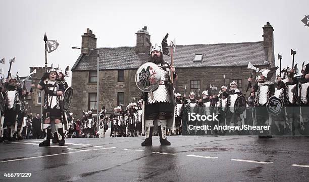 Até Helly Aa Guizer Jarl 2014 - Fotografias de stock e mais imagens de 2014 - 2014, Adulto, Armadura - Armadura tradicional