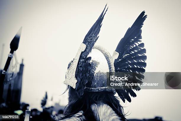 Up Helly Aa 2014 Casco De Vikingo Foto de stock y más banco de imágenes de Guerrero - Papel social - Guerrero - Papel social, Up Helly Aa, Accesorio de cabeza