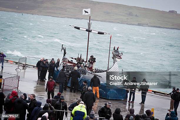 Foto de Up Helly Aa 2014 Cozinha Viking Ship e mais fotos de stock de 2014 - 2014, Adulto, Armamento