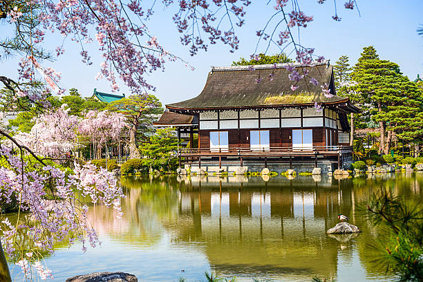 春に平安神宮、京都 - 平安神宮 ストックフォトと画像
