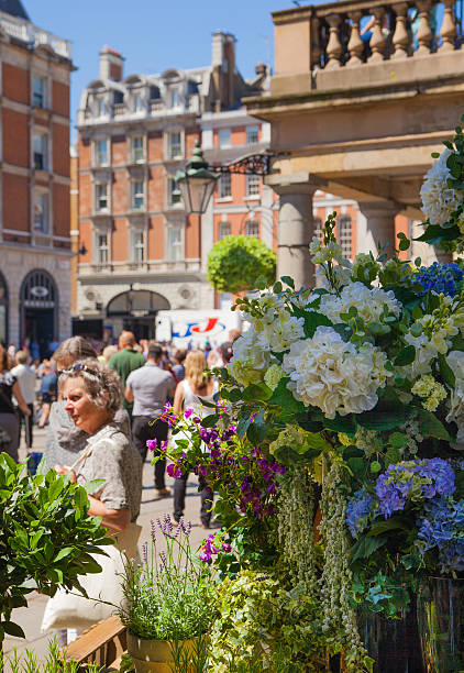 magasin de fleurs.   marché de covent garden, à londres - market wealth famous place travel destinations photos et images de collection