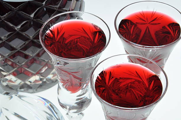 alcohol, licores en el cristal gafas - liquid crystal display fotografías e imágenes de stock