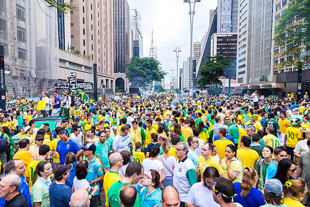 protesters défiler sur l'avenue paulista contre la corruption - protestor protest sign yellow photos et images de collection