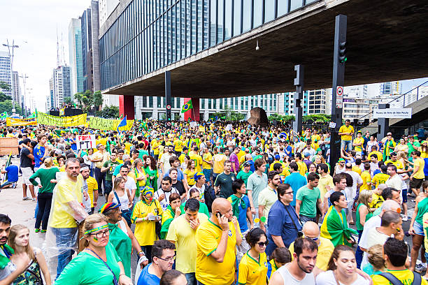 protesters défiler sur l'avenue paulista contre la corruption - sao paulo sao paulo state people brazil photos et images de collection