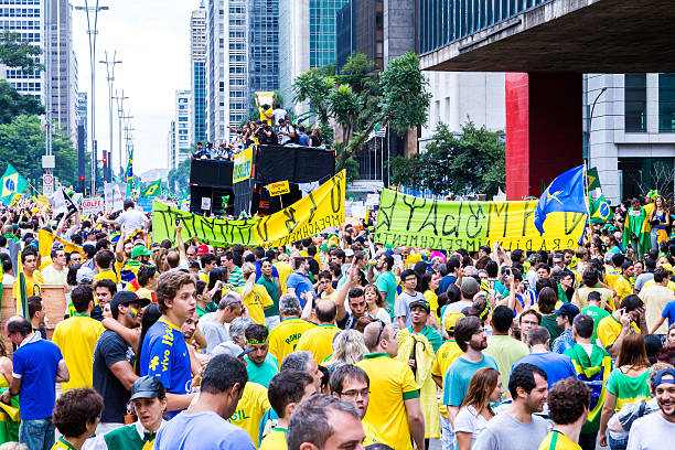 protesters défiler sur l'avenue paulista contre la corruption - sao paulo sao paulo state people brazil photos et images de collection