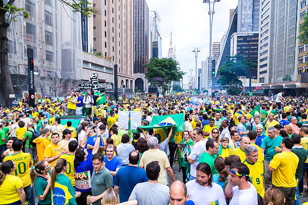 manifestanti marcia su viale di paulista contro la corruzione - protest editorial people travel locations foto e immagini stock
