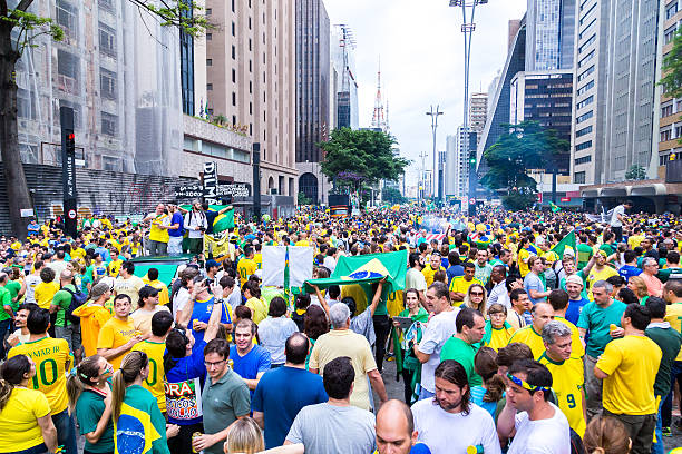 protesters маршировать на paulista проспект против коррупции - protest editorial people travel locations стоковые фото и изображения