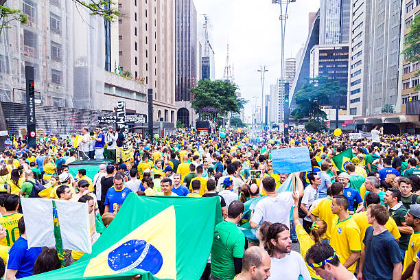 protesters défiler sur l'avenue paulista contre la corruption - sao paulo sao paulo state people brazil photos et images de collection