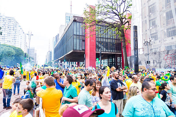 protesters défiler sur l'avenue paulista contre la corruption - sao paulo sao paulo state people brazil photos et images de collection