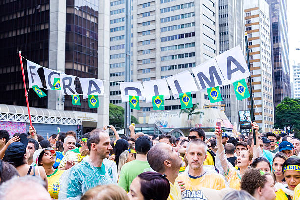 protesters défiler sur l'avenue paulista contre la corruption - sao paulo sao paulo state people brazil photos et images de collection