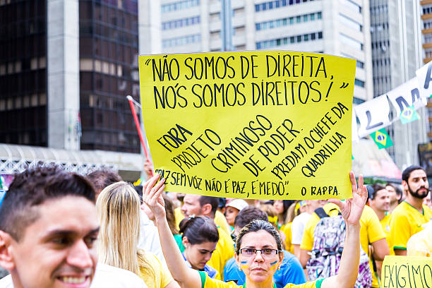 protesters défiler sur l'avenue paulista contre la corruption - sao paulo sao paulo state people brazil photos et images de collection