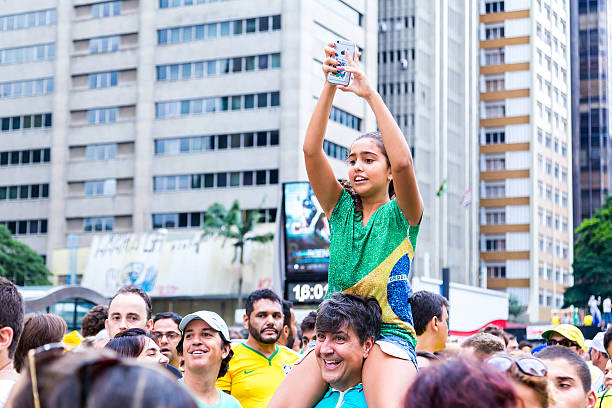 manifestanti su viale di paulista contro la corruzione - protest editorial people travel locations foto e immagini stock