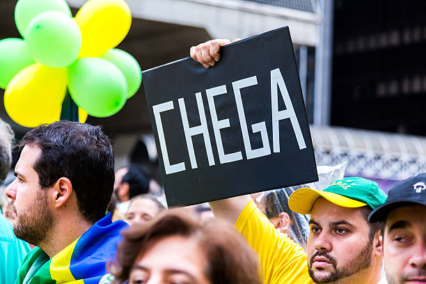 manifestantes algo avanzada. la avenida paulista contra la corrupción - protest editorial people travel locations fotografías e imágenes de stock