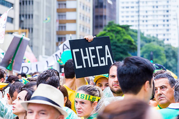 protesters défiler sur l'avenue paulista contre la corruption - sao paulo sao paulo state people brazil photos et images de collection